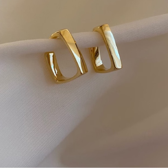 Jewelry - Gold minimalist Hoops! 6 PAIRS